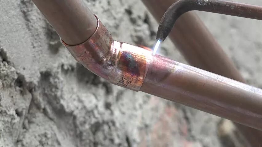 Низкотемпературная пайка меди. Пайка меди газовой горелкой. Сварка меди газовой горелкой. Пайка медных труб. Паяный шов труб медных.