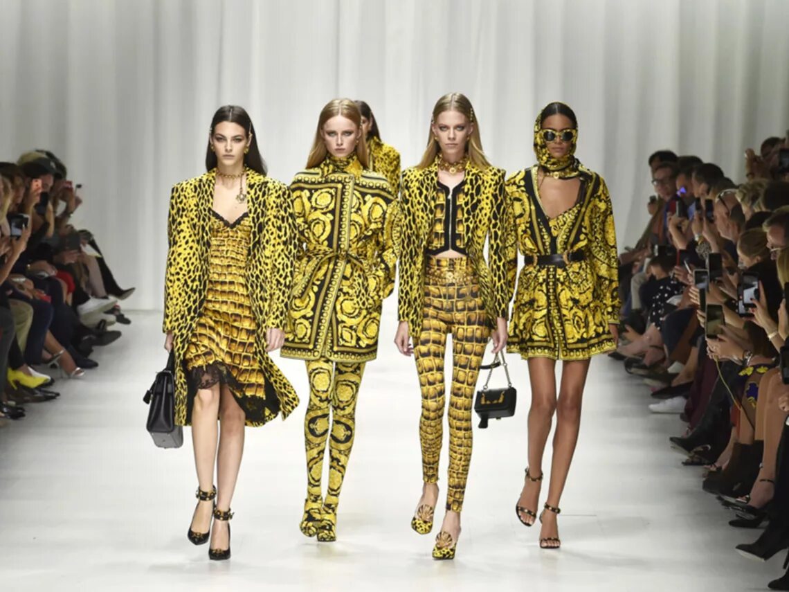 Версаче принты тренд 2020. Модный показ. Версаче одежда 2021. Мод s. Шалом харлоу 2022.