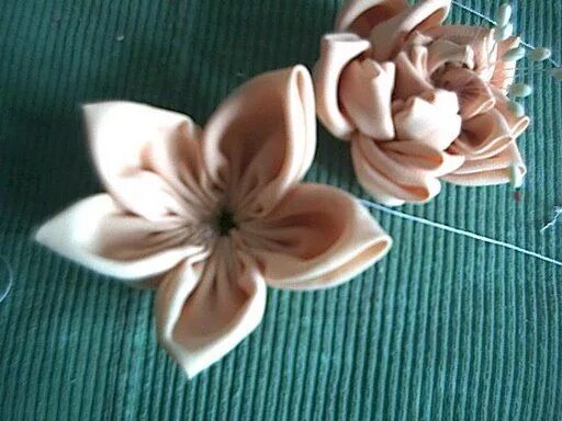 Техники цветов из ткани. Цветы из ткани. Объемные тканевые цветы. Объемные цветы из ткани. Цветы из ткани своими руками.