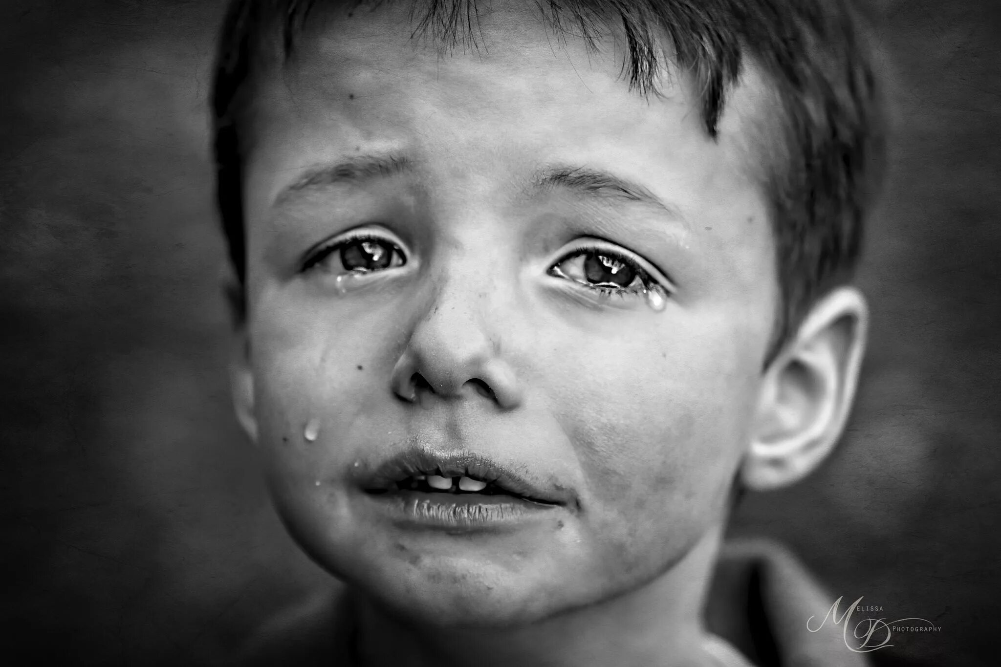 Мальчик со слезами на глазах. Мальчик плачет. Слезы ребенка. Грустное лицо.