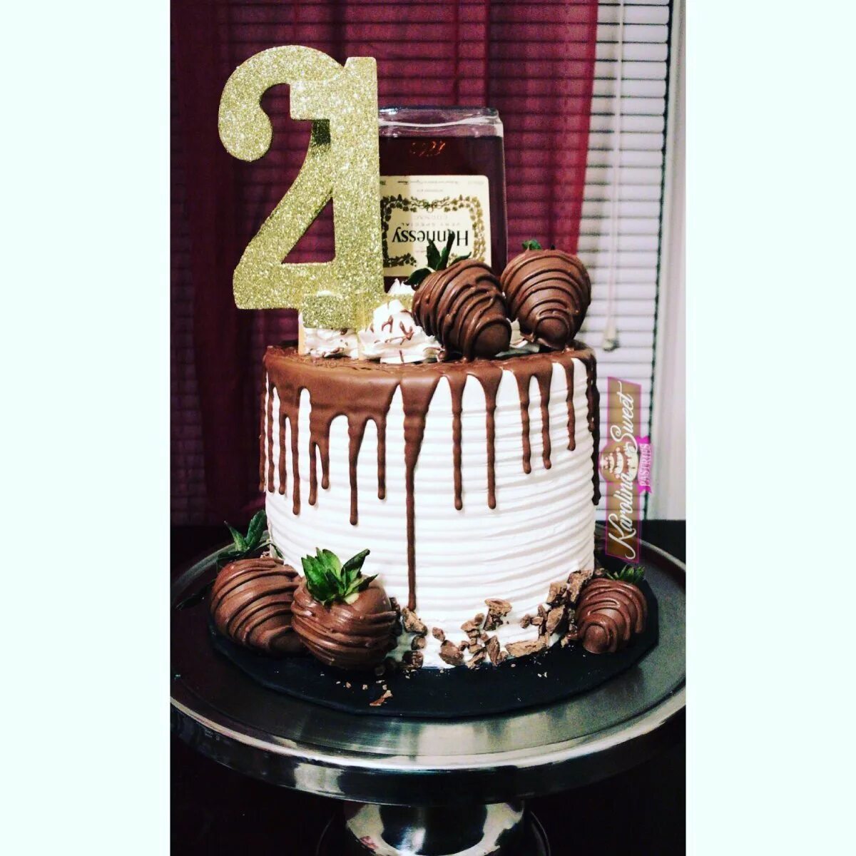 С днем рождения сыну 21. Украшение торта для юноши. Декор торта для мужчины. Торт на день рождения 17 лет.