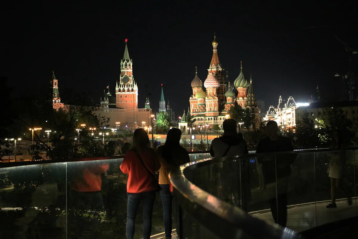 Длительное время в москве. Вечерняя Москва парк Зарядье. Красная площадь парк Зарядье. Парк Зарядье в Москве ночью. Парк Зарядье мост Кремль.