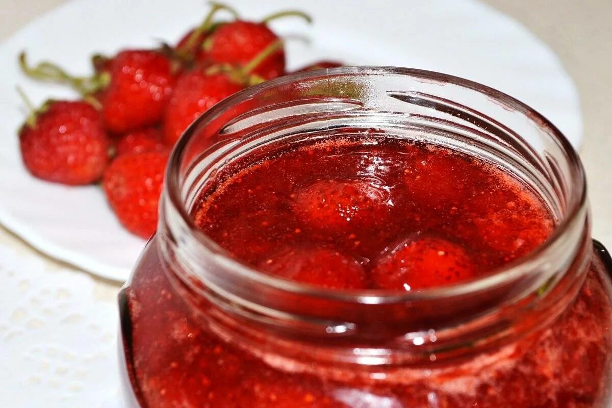 Варенье. Как сварить джем из виктории. Клубничное варенье пятиминутка. Клубничное варенье в банках. Клубничное варенье с целыми ягодами.