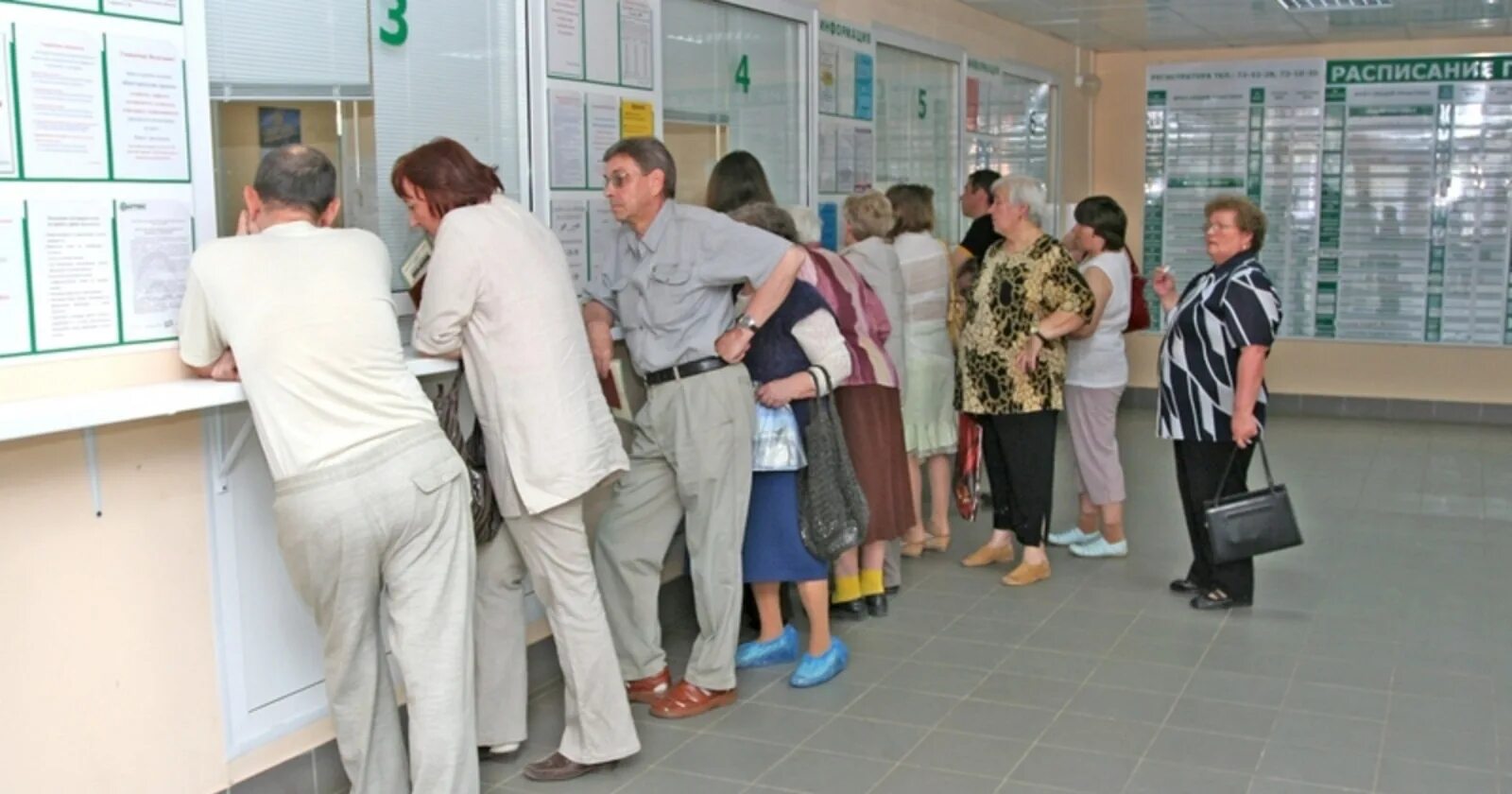 Люди в очереди в поликлинике. Пациенты в поликлинике. Очередь к врачу. Очередь в регистратуру. Очередь в больнице.