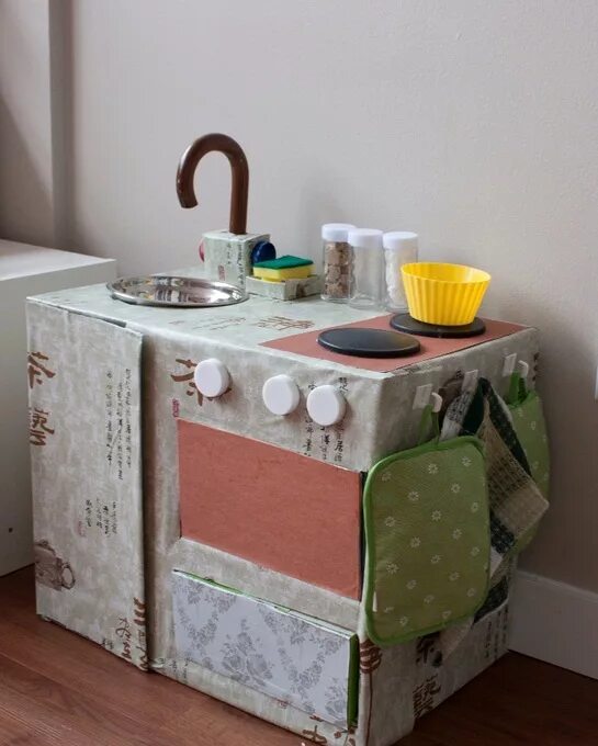 Как сделать кухню из картона. Как сделать кухню из картона. Детская кухня из картонных коробок. Кухня из картонных коробок. Кухонная плита из коробки.