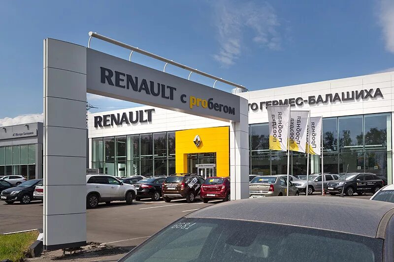 Renault работа. Автосалон вывеска. Автосалон Рено. Фасад вывеска Автоцентр. Вывеска автосалона Рено.