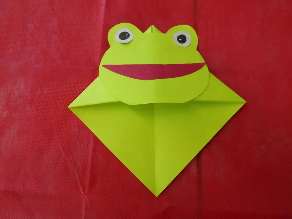 Оригами лягушка из бумаги 2 класс математика. Лягушка из бумаги. Закладка в виде лягушки. Закладка лягушка из бумаги. Закладка лягушка оригами.