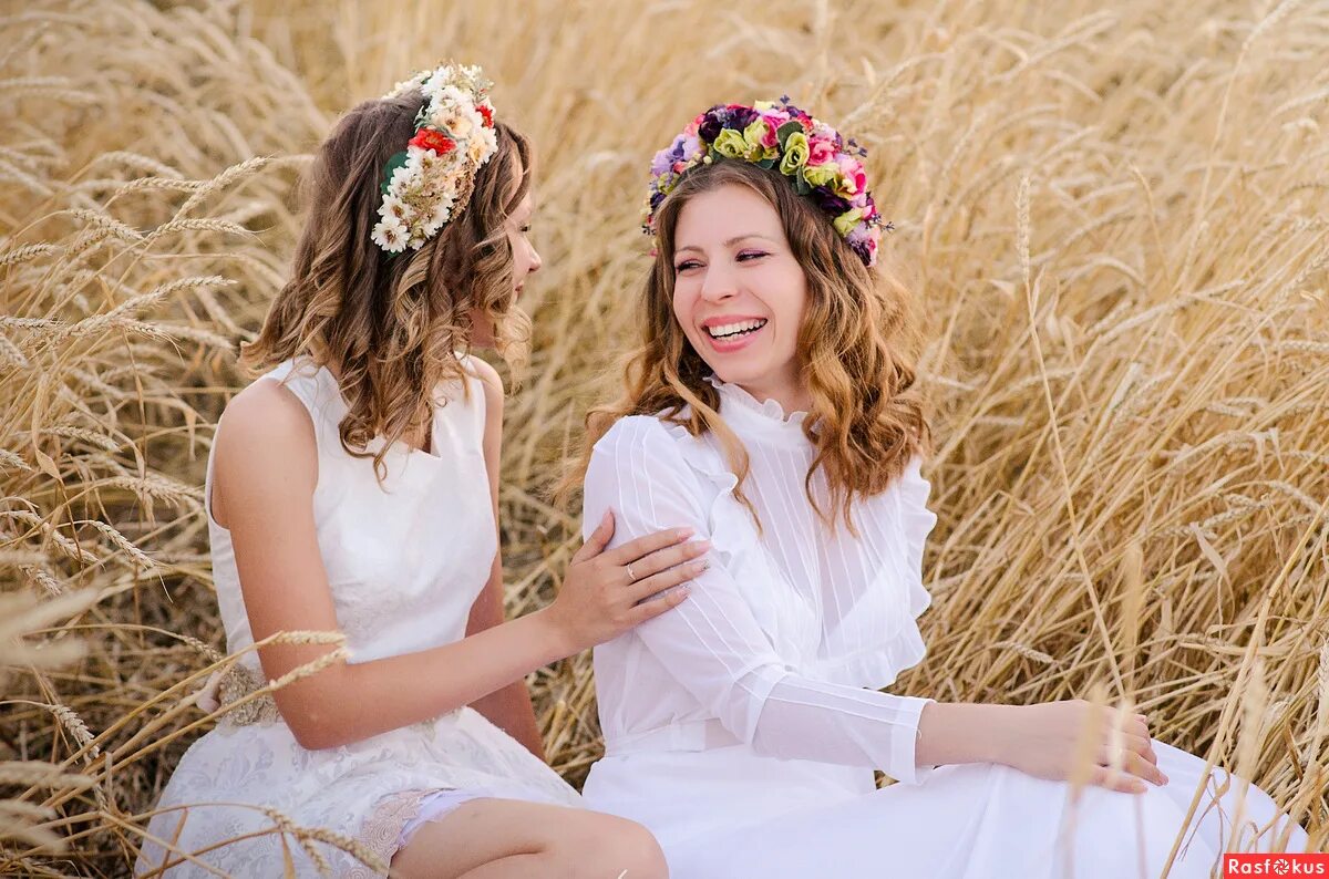 фотосессия сестричек. праздник двух сестер. девочки подружки. мальчик дарит девочке цветы. 2 сестры украинки.