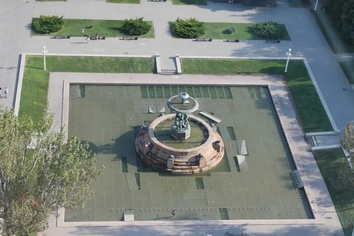 атланты ростов на дону. вучетич фонтан в ростове на дону. атланты ростов на дону. дом с кариатидами ростов на дону. фонтан атланты ростов на дону.