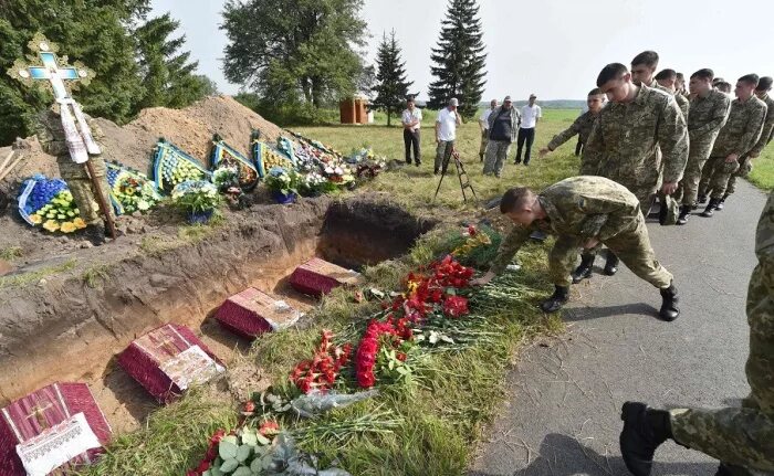 Захоронения солдат красной армии. Массовые захоронения советских солдат. Могилы погибших солдат ВСУ. Могилы десантников погибших.