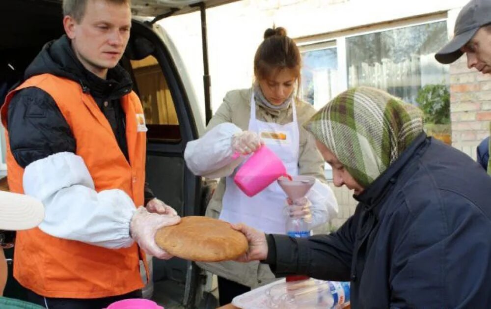 В школах детям раздают. Общественные и благотворительные организации. Нуждающиеся в помощи. Оказание помощи нуждающимся. Помогать нуждающимся.