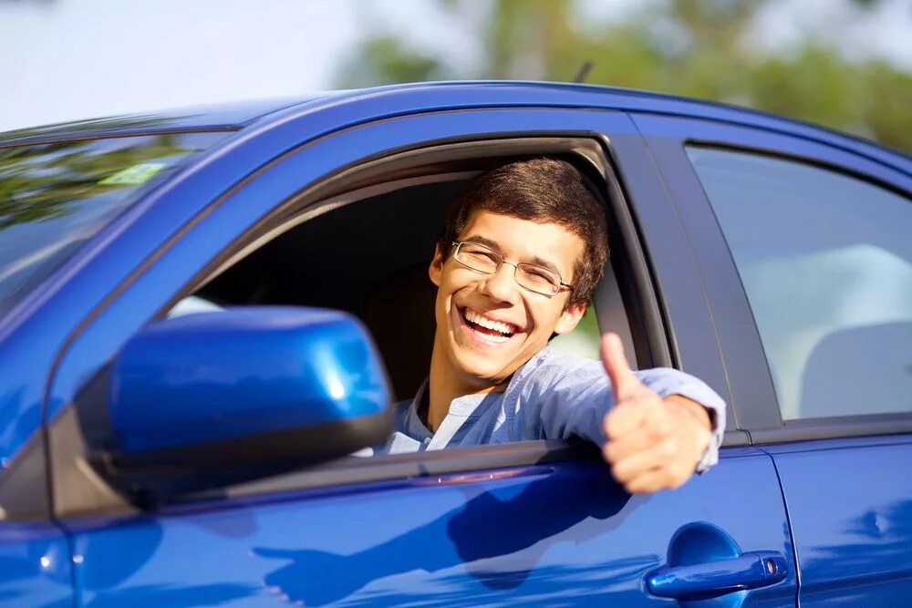 Мужчина 1 категории. Автомобиль и человек. Водитель улыбается. Водитель и автомобиль. Человек в машине.