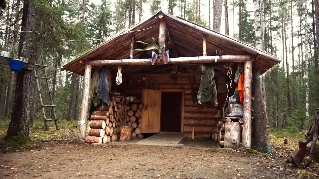 Тайга таежная жизнь. Лесная избушка жизнь в тайге. Охота в тайге и жизнь в зимовье. Рыбацкая изба в тайге. Избушка у таежной реки.