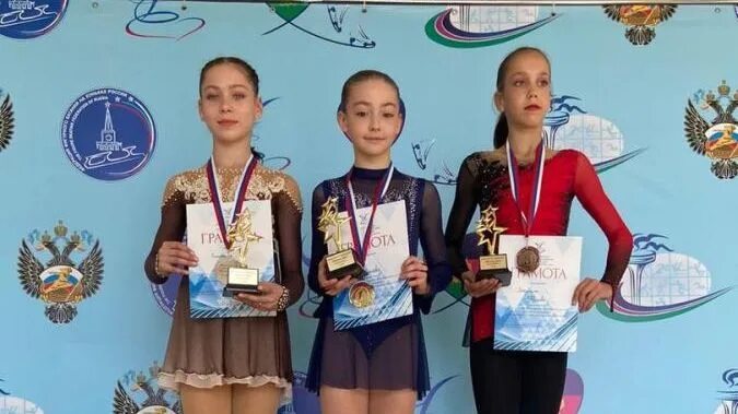 Пируэт фигурное катание. Каток на спортивной в спб. Балашиха ледовый дворец фигурное катание. Туполевская 4 академия фигурного катания. Сшор им жука по фигурному.