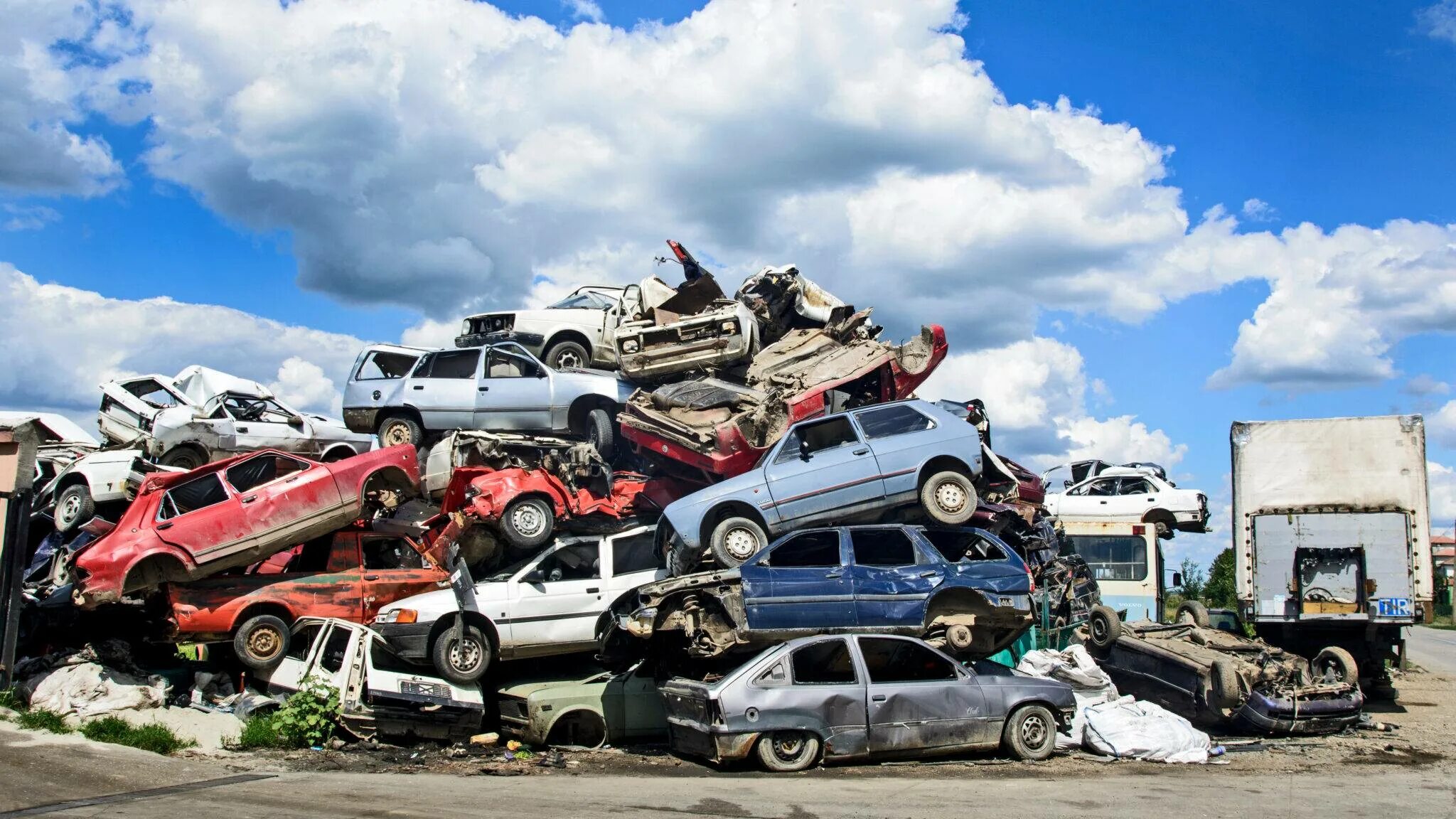 Свалка металлолома машин. Утилизация Мерседеса. Car Scrapyard. Zabalj, Сербия. A lot of damage