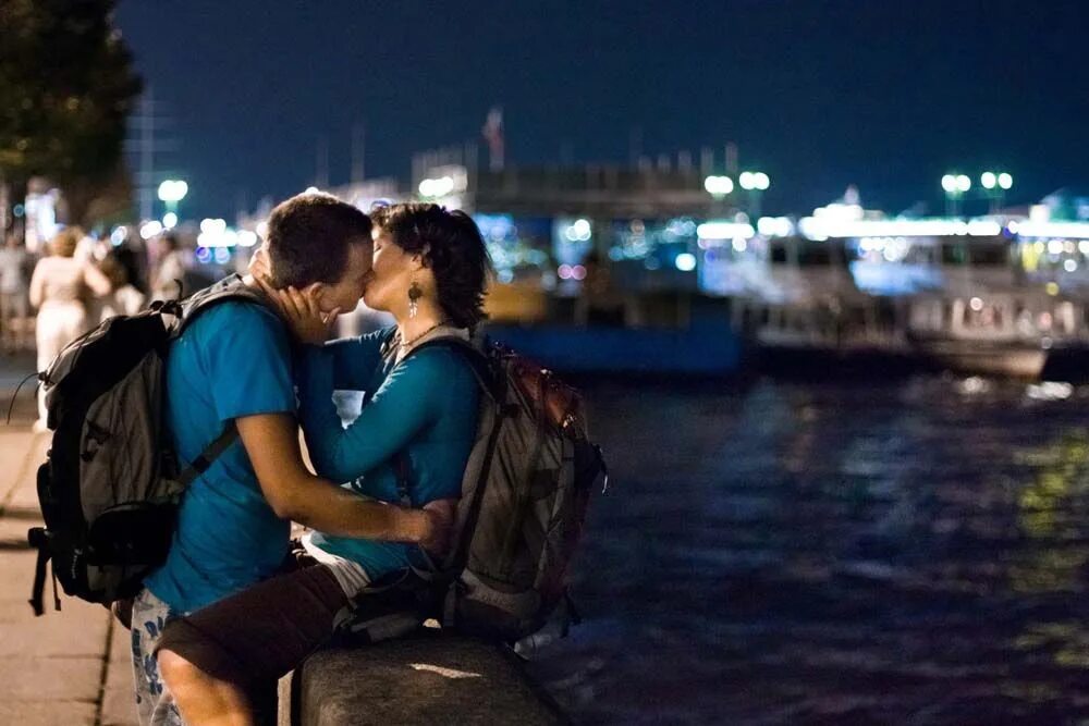 Парень целуется на улице. Поцелуй на набережной. Влюбленные на набережной. Парень и девушка на набережной. Влюбленная пара на набережной.