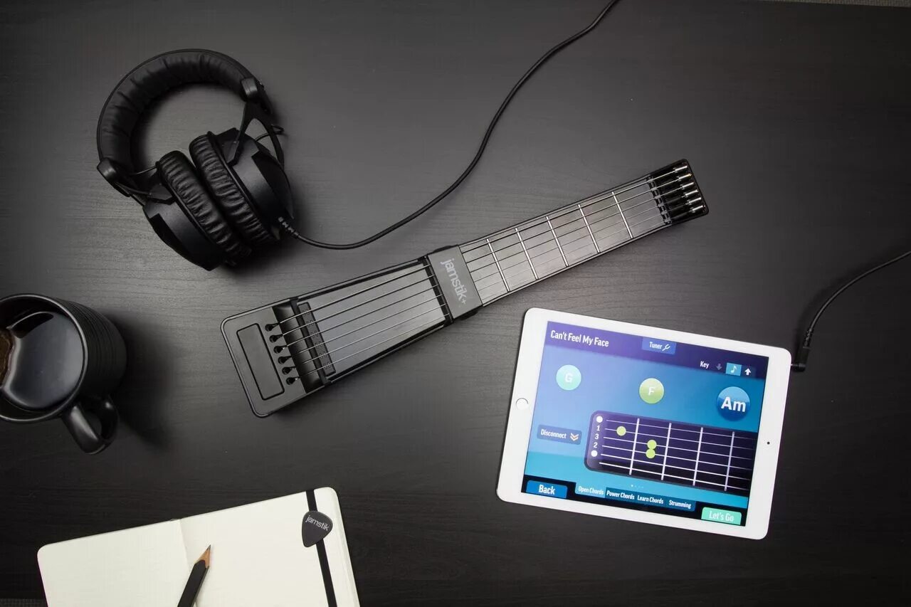 Музыкальные гаджеты. Музыкальные гаджеты. Music gadgets. Наушники беспроводные серые. Музыка гаджет.
