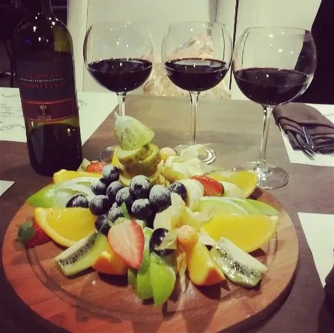 Фрукты на столе. Стол с шампанским и фруктами. Вино и Фруктовая тарелка. Шампанское и фрукты. Вино гастробар