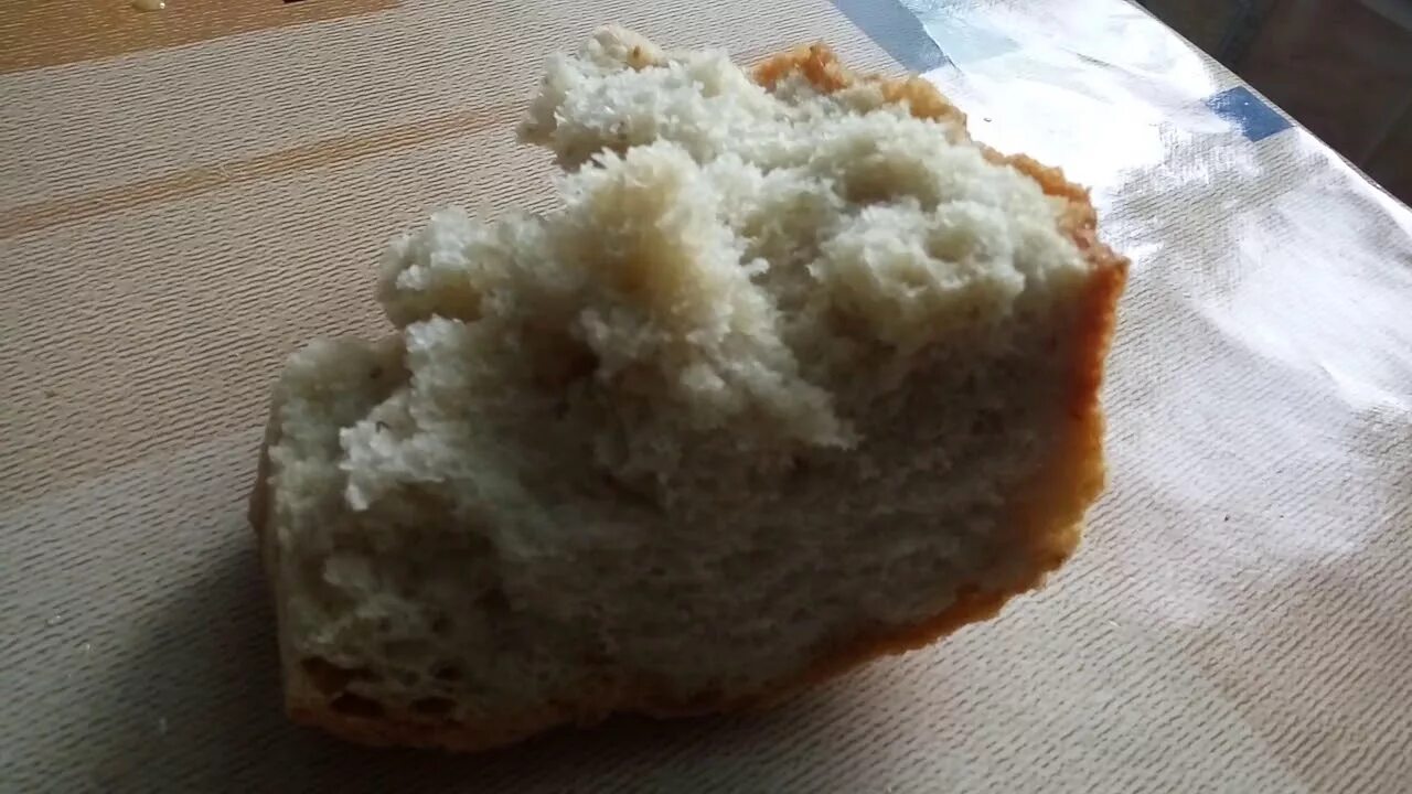 Как размягчить хлеб. Размягчить хлеб в микроволновке. Засохший кусочек хлеба. Засохший хлеб. Как сделать хлеб мягким в микроволновке.