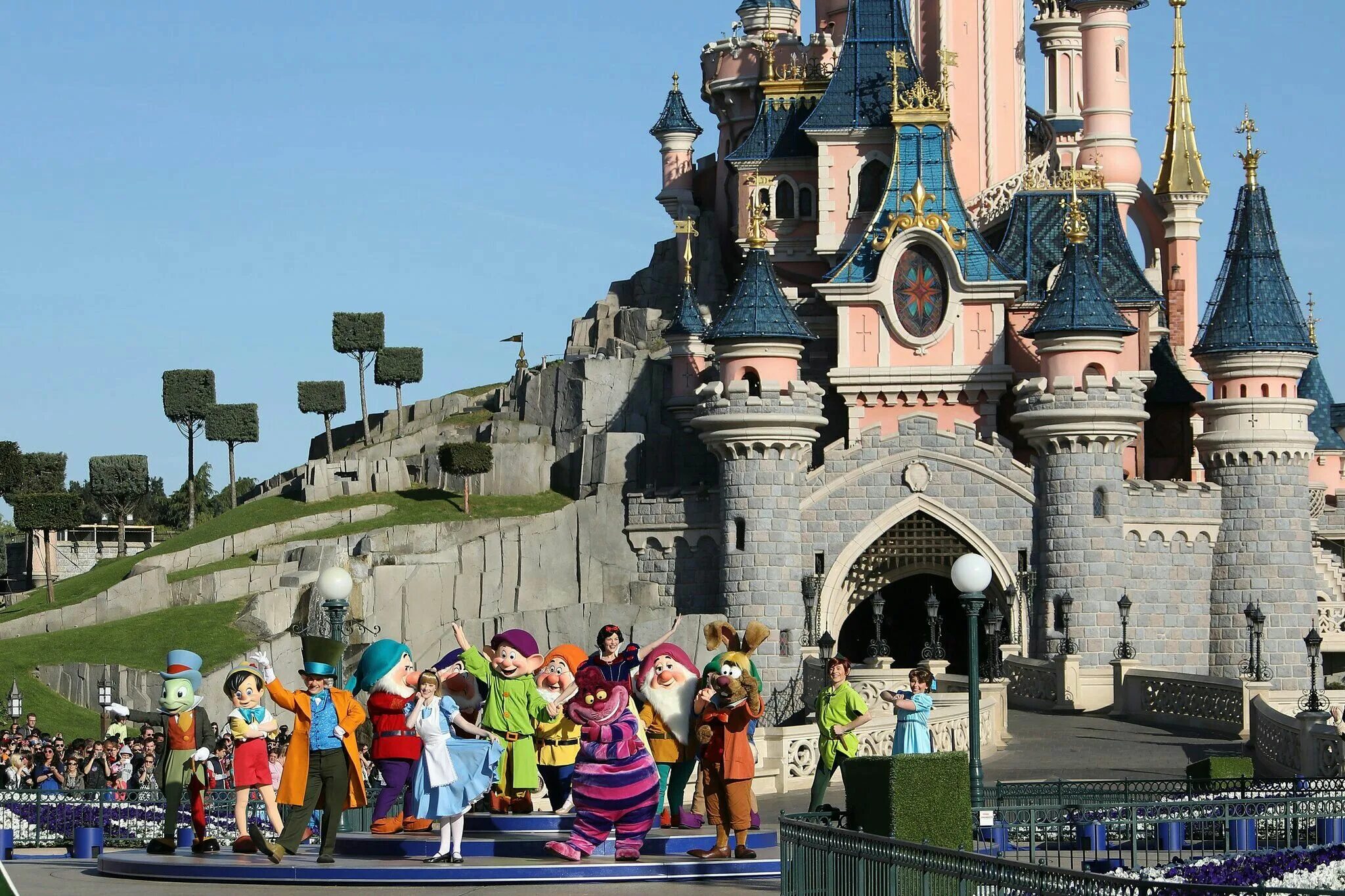 Вход в диснейленд. Диснейленд Париж Disneyland Paris. Диснейленд Париж аттракционы. Парижский Диснейленд аттракционы. Fantasyland Диснейленд Париж.