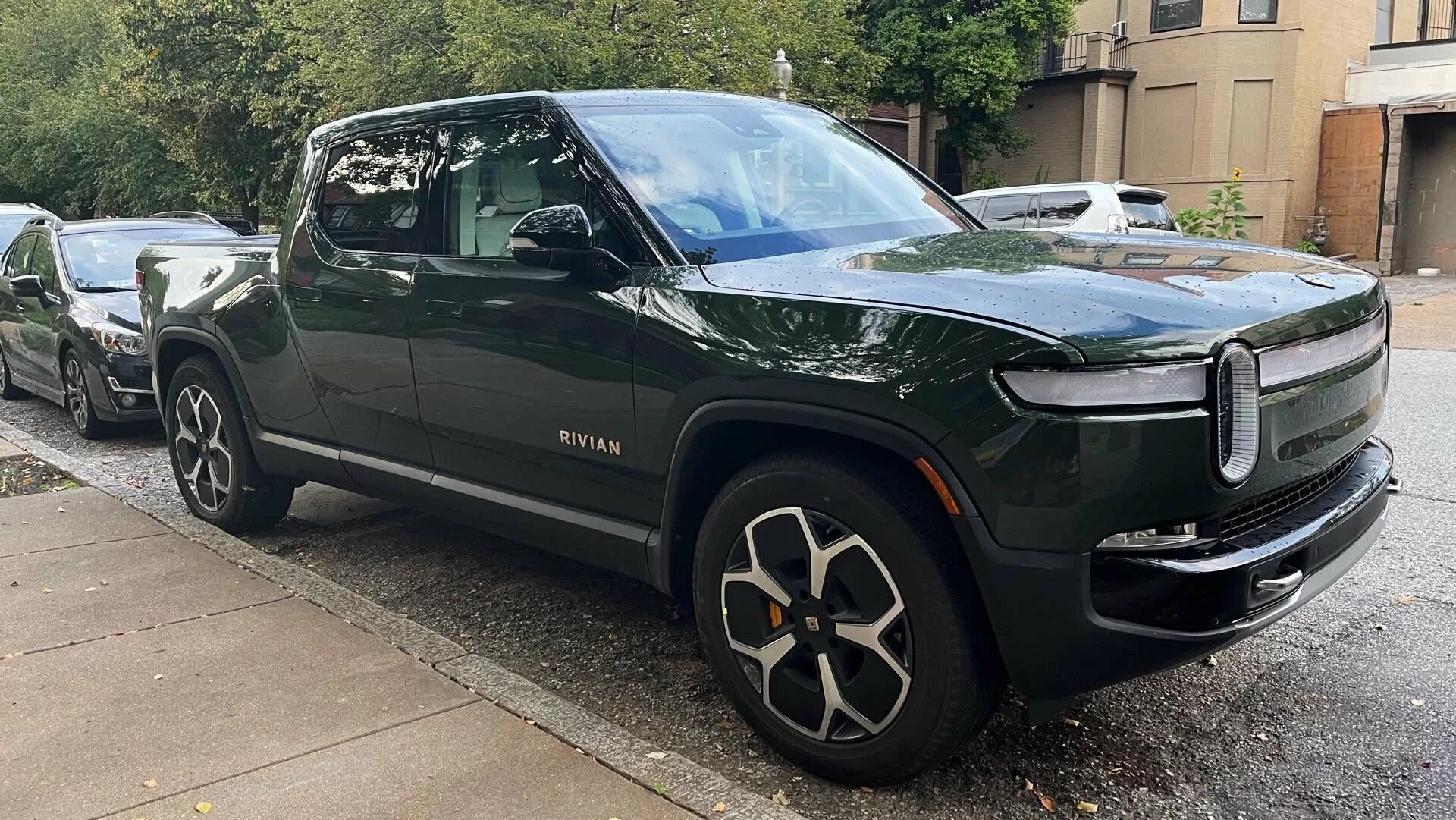 Rivian r3. Ривиан автомобиль. пикап ривиан. черный rivian. rivian pickup wheels.