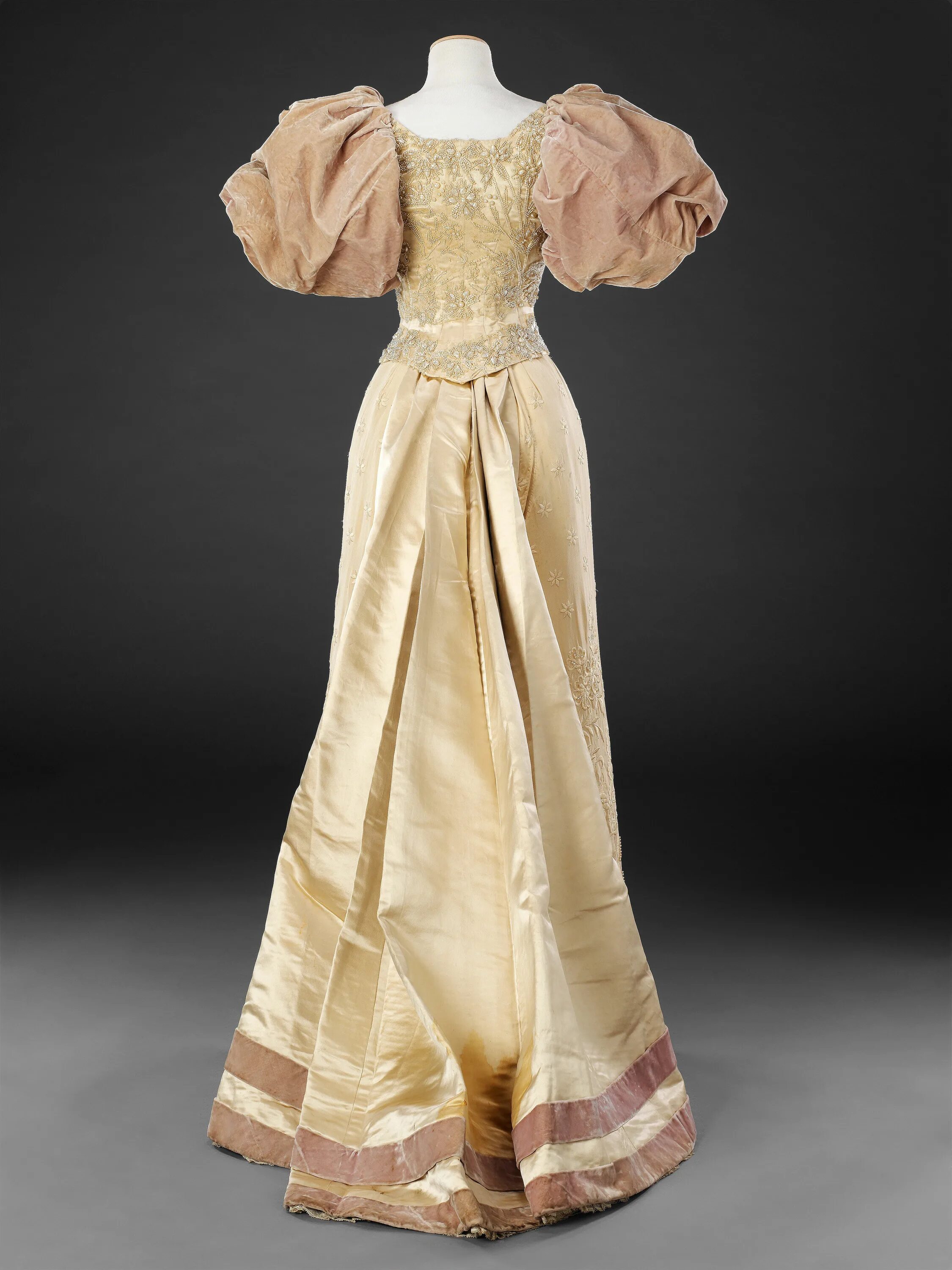 Платья под старину. Платье с буфами на рукавах 19 век. Юбка эдвардианской эпохи. Платья антик 19 век. Платье в старинном стиле.