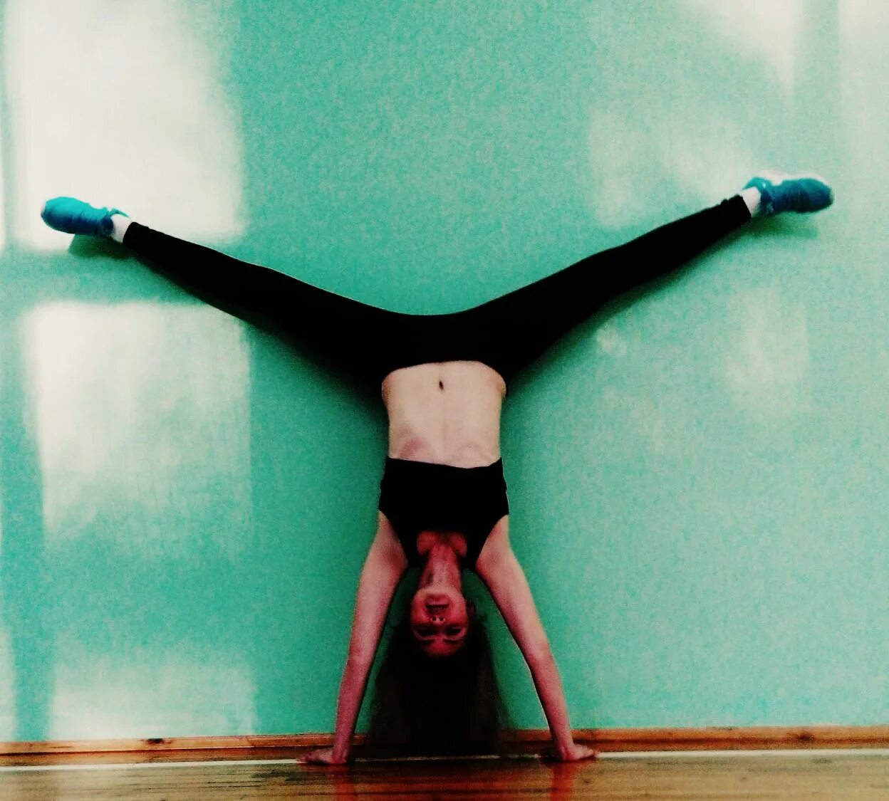 человек висит вниз головой. вниз головой. девочка вниз головой. фотосессия вверх ногами. вверх ногами.