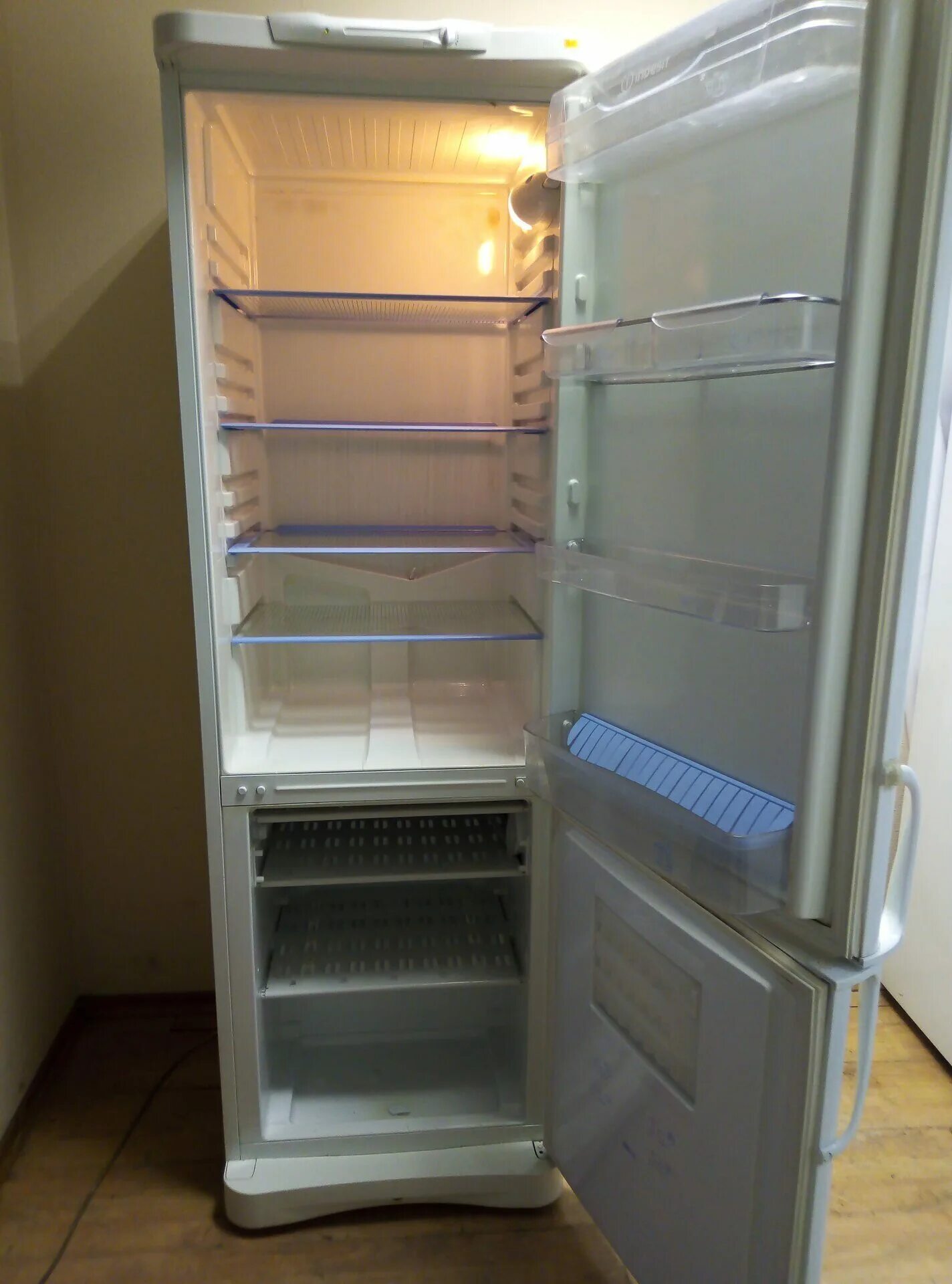 Холодильник Индезит с138nfg.016. Индезит c138nfg.