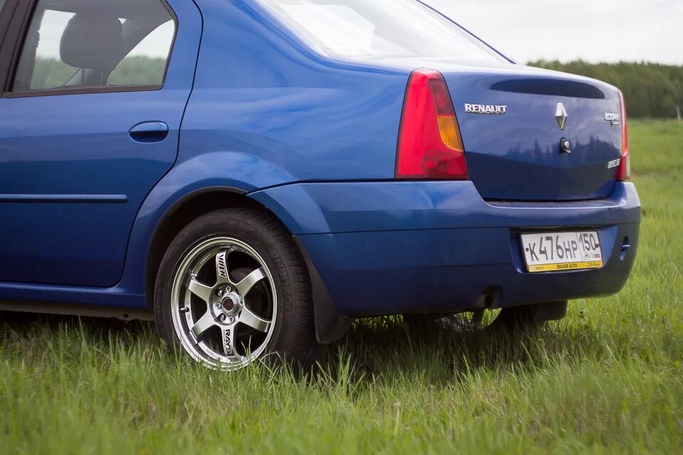 Диски на рено логан 1 поколения. Renault Logan r16. Рено Логан r16. Логан 205/55 r16. Рено Логан 1 16 колеса.