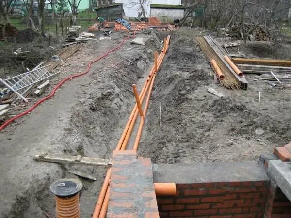 Прокладка труб от котельной к дому. Теплотрасса между домом и баней. Теплотрасса в баню. Теплотрасса упонор. Гидроизоляция лотков теплотрассы технология.