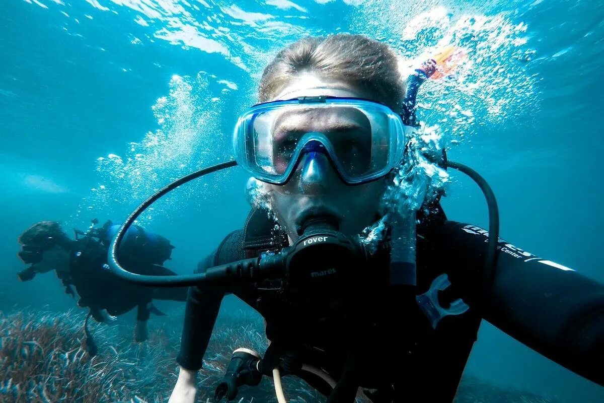 Дайвер поиск. Дайвер поиск. Подводной среде. Самолет в океане затонувший. Скуба акваланг.