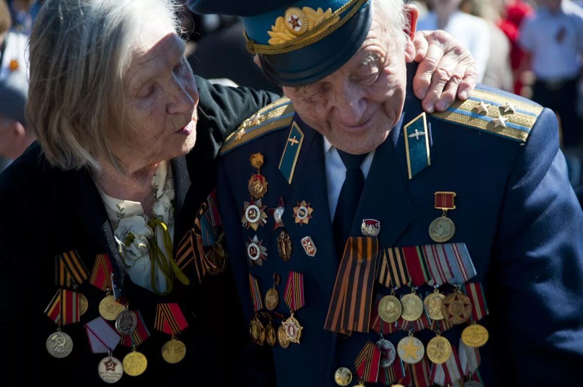 Песня победы со слезами на глазах. Праздник со слезами на глазах. День Победы со слезами на глазах. Ветеран войны со слезами на глазах. День Победы 9 мая праздник со слезами на глазах.