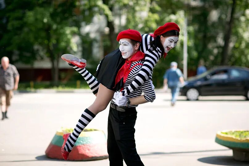 Пикник клоун. Клоун Мим. Уличный клоун. Клоун на улице. Мим Франция.