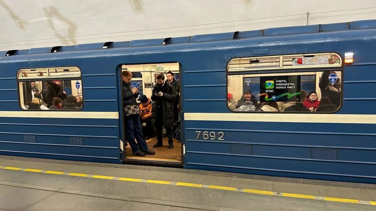 Длина зеленой ветки. Синяя ветка метро. Фирменные поезда в московском метро. Станция метро электрозаводская некрасовской линии. Пятницкое шоссе синяя ветка.