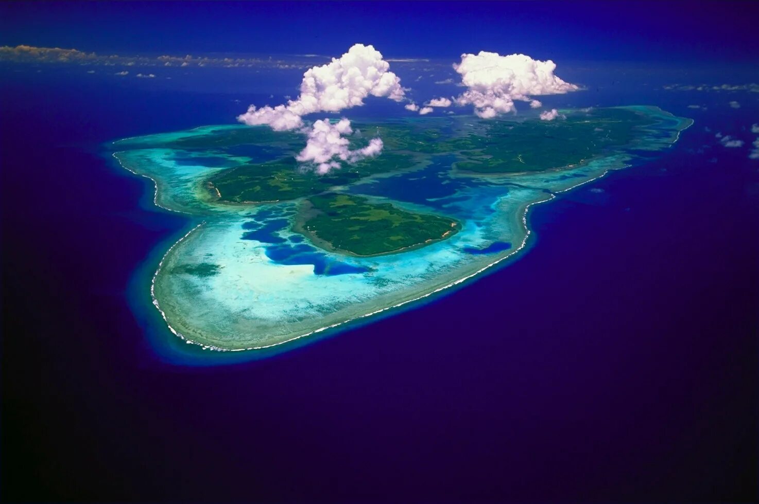 Separate island. Остров яп Микронезия. Каролинские острова Атолл. Остров Чуук. Остров яп в тихом океане.