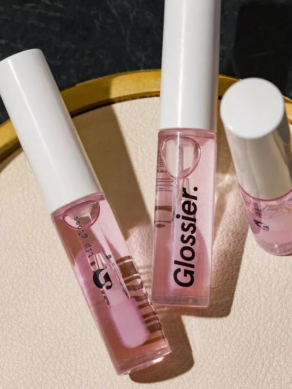 Блеск для губ glossier. Glossier блеск для губ. Губы с блеском прозрачным. Gloss блеск для губ. Эстетичные губы с блеском.