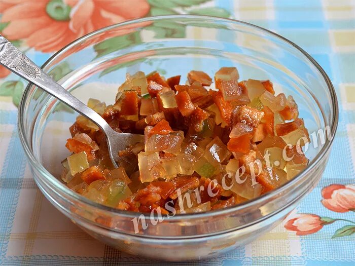 Нужно ли замачивать цукаты для выпечки. Замачивание цукаты для куличей. кулич с апельсиновым соком и цукатами. замочить цукаты в коньяке для кулича. цукаты вымоченные в коньяке.