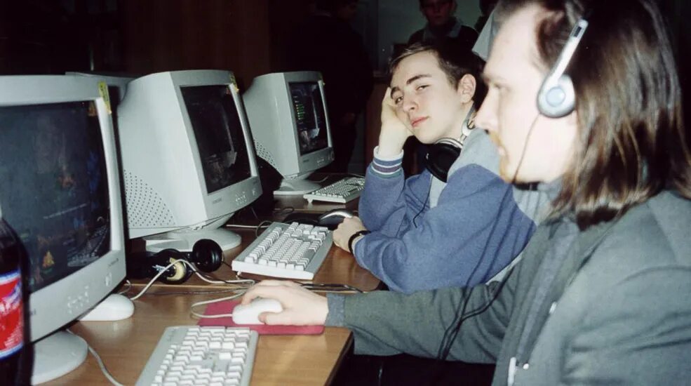 Клубные 2000 годов. Компьютерный клуб 90-х. Компьютерный клуб 2000-х. Компьютерный зал 90е. Компьютерный клуб 90е.