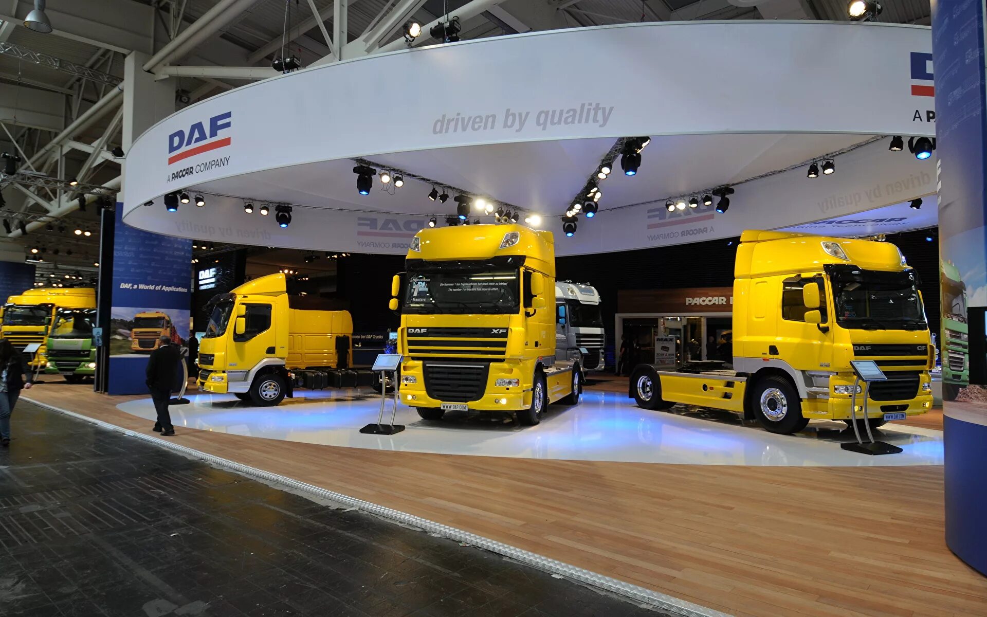 Турбо тракс. Даф тракс. daf trucks производитель. завод даф. автосалон грузовиков.