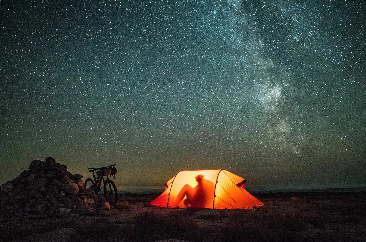 Sky camping. Палатка у моря. Палатка на природе. Поход с палатками. Палатка костер.