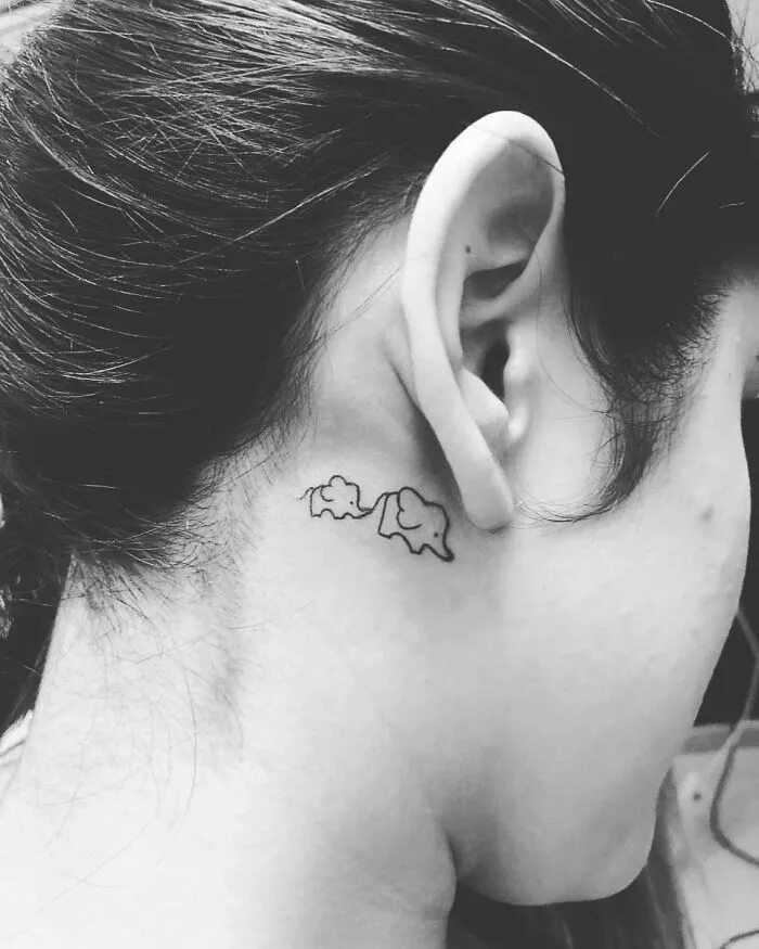 Маленькие тату на шее. Большое маленькое на шее. Маленькие тату на шее для девушек. Тату на затылке для девушек маленькие. Тату на шее.