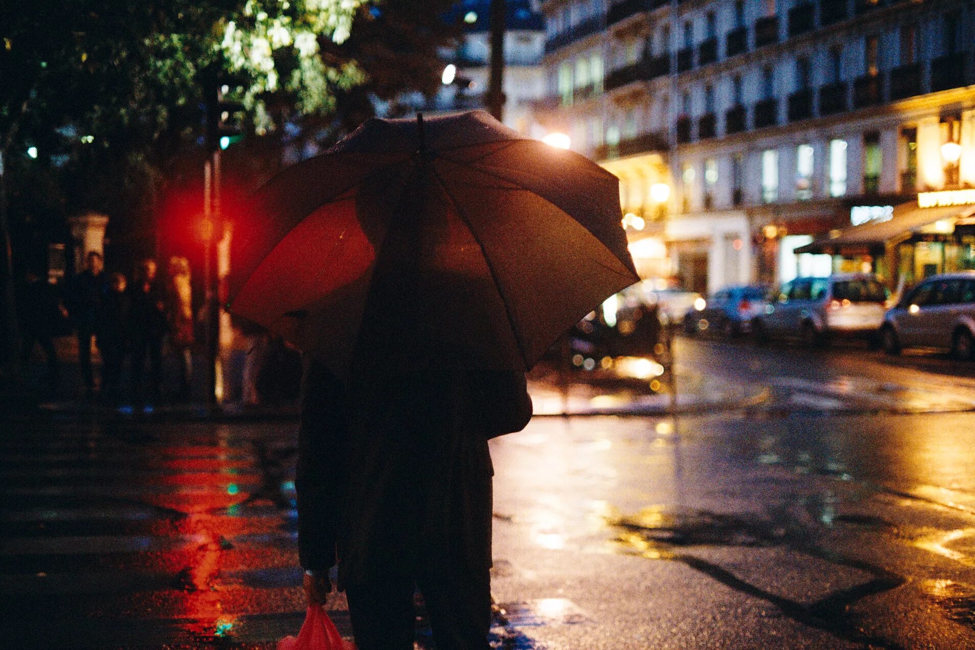 Человек с зонтом в городе. Люди под зонтами на улице. Человек под осенним дождем. Люди с зонтами на улице. Ночь 25 октября