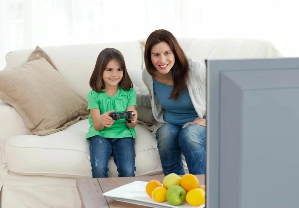 Маму на диване видео. Просмотр телевизора с мамой. Девочка в доме stock. Мама и дочь смотрят телевизор. Просмотр телевизора мама с дочкой.