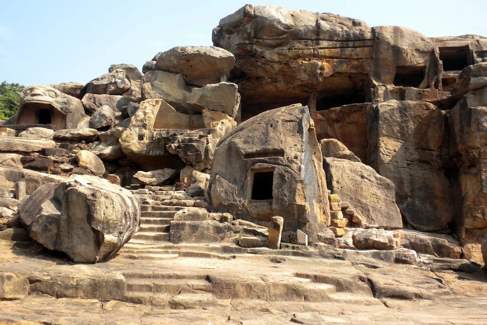 Udayagiri and Khandagiri Caves. Пещерные храмы Удаягири. Mother natures cave