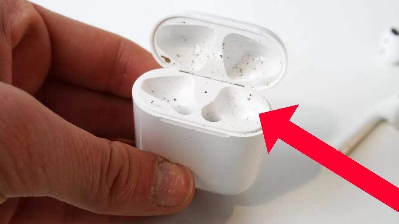 Сброс airpods 2. Аирподс 3. Кейс аирподс грязный. Грязные AIRPODS. Грязные наушники AIRPODS.