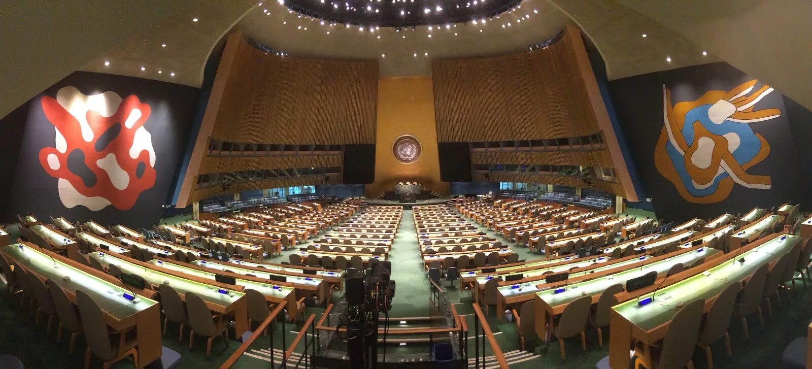 Город штаб оон. Штаб-квартира ООН В Нью-Йорке зал. Секретариат ООН зал. United Nations Secretariat building штаб-квартира ООН. Конференц зал ООН.