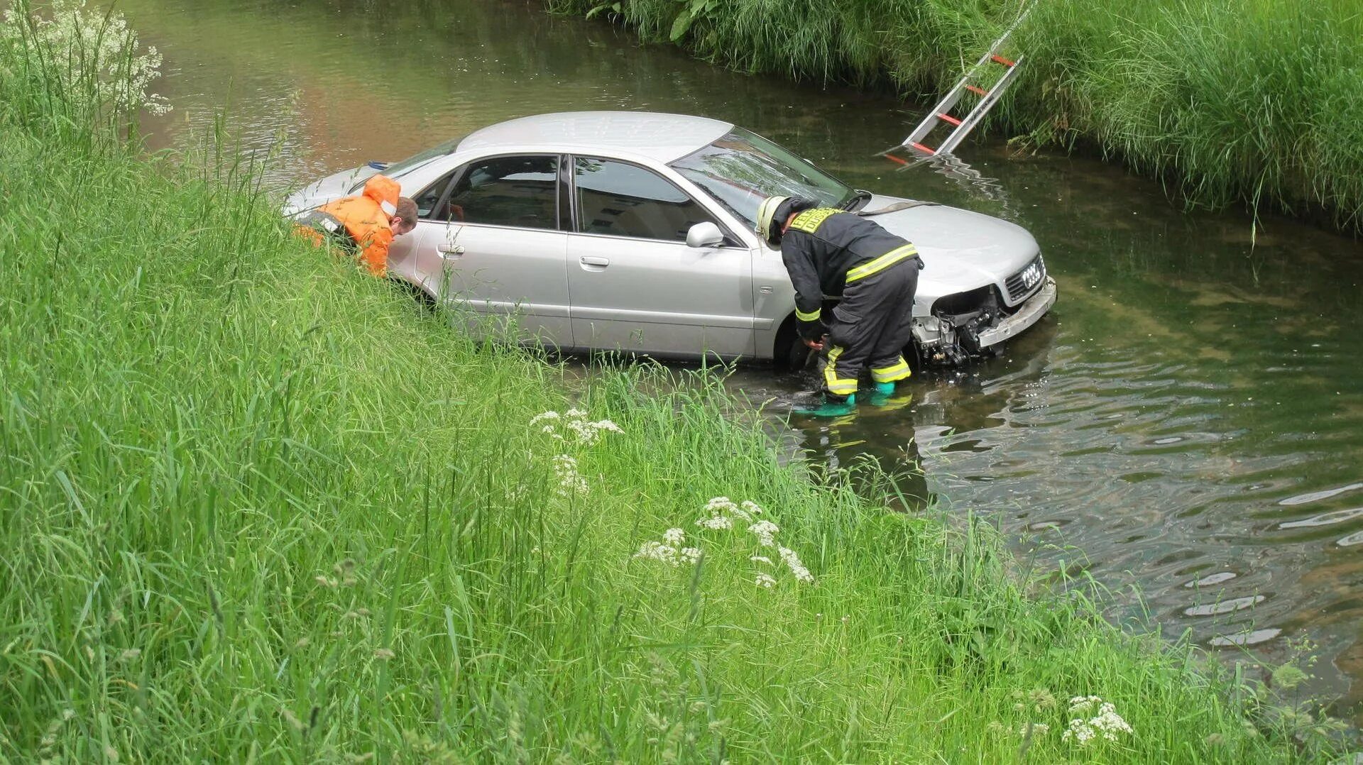 Утопленные машины. Машина в воде. Утонувший автомобиль. Утопленный автомобиль. Утонувший автомобиль.