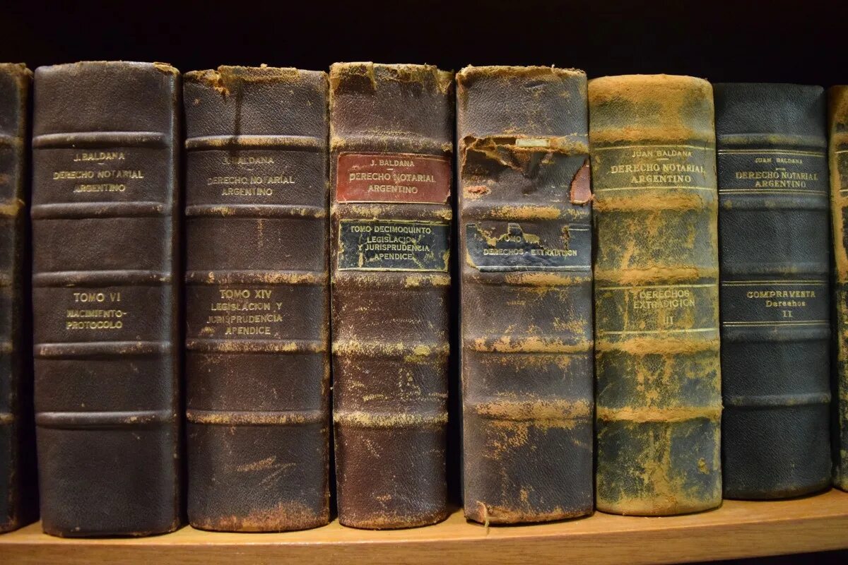 Древние библиотеки. Архивные книги. Хранение старинных книг. Старая библиотека. Полки для книг.