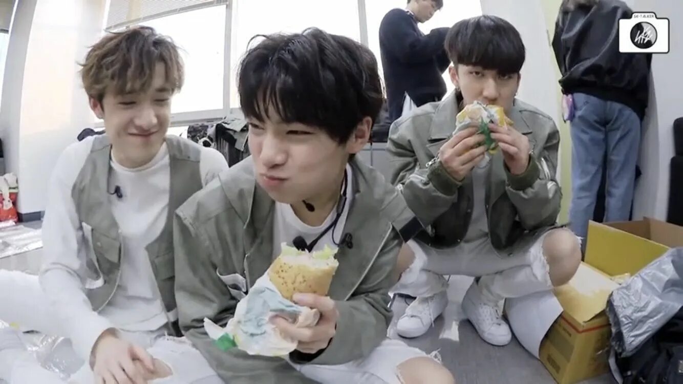 Stray kids готовят. Минхо stray kids с едой. Стрей кидс готовят. Стрей кидс готовят. Стрей кидс готовят.