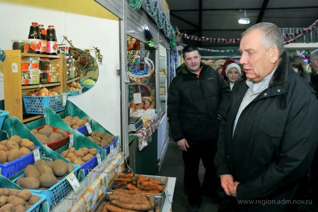 Сайт работа великий новгород. Западный рынок Великий Новгород. Центральный рынок Великий Новгород. Директор центрального рынка Великий Новгород. Кочетовский рынок Великий Новгород.